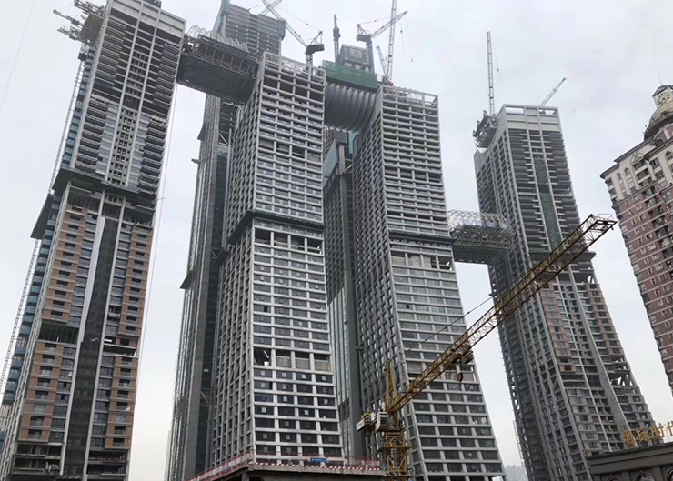 重慶來福士廣場景觀天橋結構提升（提升重量3x900噸 ，提升高度203米）